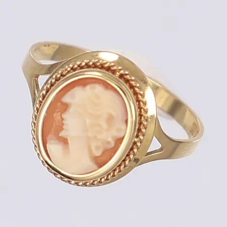 Ring med camé, stl 16½, bredd 2-13mm, 18K, bruttovikt 1,8g Vikt: 1,8 g