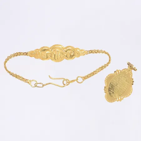 Diverse guld armband och hänge armbandets längd 15cm 21K Vikt: 4,6 g