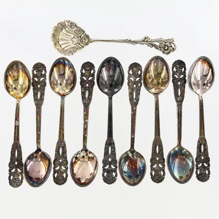 Nio kaffeskedar samt en sockersked, olika modeller, 11,5cm, silver 830/1000 Vikt: 141,8 g