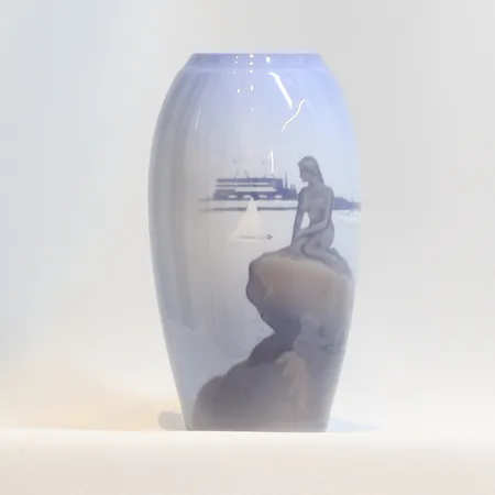 Vas Royal Copenhagen , motiv lilla havsfrun, höjd 17cm, bredd 8cm Vikt: 0 g