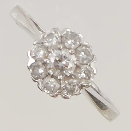 Carmoséring diamanter totalt 0,75ct enligt gravyr, mittsten ca 0,25ct, Ø18½, bredd:9mm, vitguld 18K 4,0g.