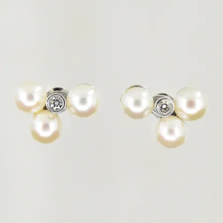 Ett par örhängen med diamanter 2x0,03ct och 6 odlade pärlor Ø7 mm design Efva Attling, stl 12x17 mm, avtagbara delar, vitguld, 18K. Vikt: 6,9 g