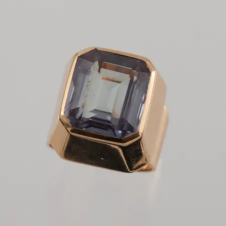 Ring med sten 18k,Ljungström Guldvarufabrik AB Stockholm 1963,storlek 16 mm,bredd 5.4-18.2 mm. Vikt: 11,8 g