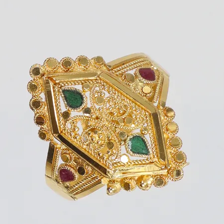 Ring med gröna och röda stenar stl 18 bredd 3-22mm, något skev 21K Vikt: 5,5 g