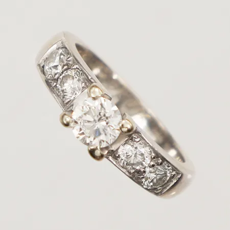 Ring med diamanter, totalt 1,06ct, enligt gravyr, ca 1x0,44ct, 4x0,15-0,16ct, vitguld, stl 15¼, bredd 4,8mm, gravyr, 18K Vikt: 5 g