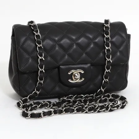 Väska Chanel Classic Mini Single Flap 2012, mörkgrått läder med beslag i silverfärgad metall, invändigt två fack varav en med dragkedja, märkt Chanel made in France samt numrerad, ca 20 x 11 x 6,5 cm, inga tillbehör, fint skick. 