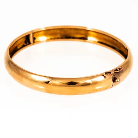 Armring i 18K guld. Innermått 19 cm, 61 x 58 mm. Den är 9 mm bred och väger 14,6g. Små bucklor förekommer.