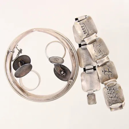 Diverse silversmycken, buckliga, gravyr, silver 830-925/1000 Vikt: 63,3 g