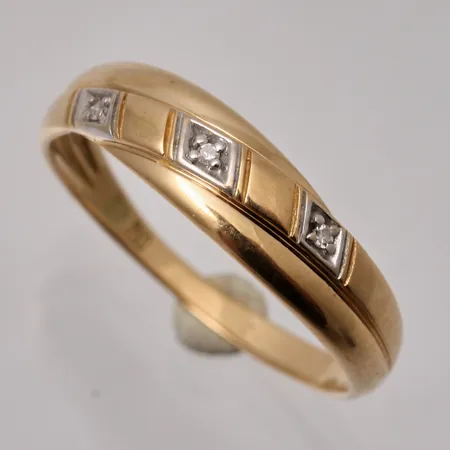 Ring i 18K guld, stl 17, bredd 2-5mm, 3st diamanter, 8/8 slipade, tillverkad av Guldfynd, vikt 2,01g.