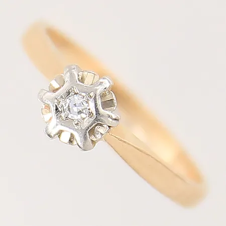 Ring med 8/8-slipad diamant ca 0,02ct, stl 14¾, bredd 1,7-5,5mm, en klo defekt, 18K Vikt: 1,8 g