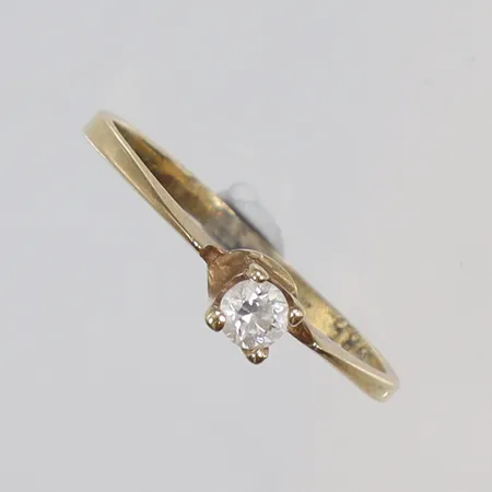 Ring med vit sten stl 16 bredd 1,5-3mm 14K Vikt: 1,1 g