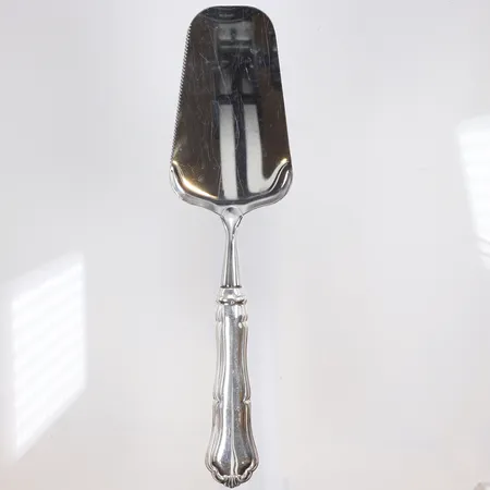 Tårtspade modell Viktoria längd 22 cm, blad i rostfritt, skaft i silver 830/1000 Vikt: 108 g