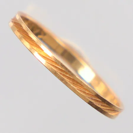 Ring med dekor, Ø18½, gravyr, 18K. Vikt: 1 g
