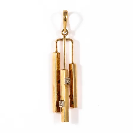 Hänge i 18K guld med 2 x c:a 0,01ct 8/8 slipade diamanter. Det är 12 mm brett, 54 mm långt inkl. ögla och väger 5,0g.