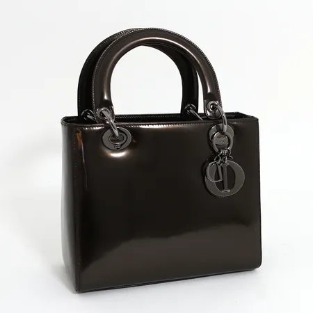 Väska Christian Dior, Lady Dior Medium, brunt lackläder med metallbeslag i oxiderat silver, bronsfärgad läderdetalj i anslutning till dragkedjan, invändigt en ficka med dragkedja, foder i brun textil, märkt Christian Dior Paris samt numrerad, ca 24 x 20 x 11 cm, fint skick, inga tillbehör.