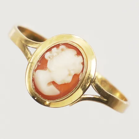 Ring med camé, stl 17¾, bredd 1,6-10,2mm, skev, 18K Vikt: 1,4 g