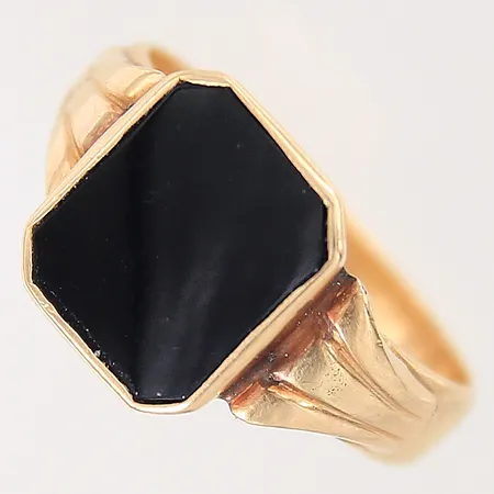 Ring med onyx, stl 19¼, bredd 4-12,5mm, repig sten, 18K Vikt: 5,6 g