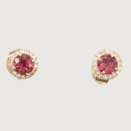 Ett par örhängen med granater och diamanter, 34xca0,005ct, Ø5,6mm, GHA, 18K Vikt: 1,3 g