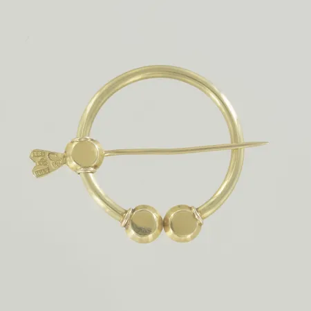 Brosch år 1918, diam 2,5 cm, ojämn nål, 18K Vikt: 2,4 g