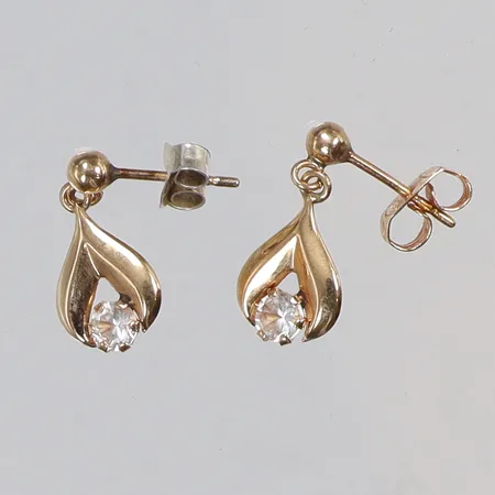 Ett par Örhängen med vita stenar 8x15mm, en stopper ej i guld 18K Vikt: 1 g