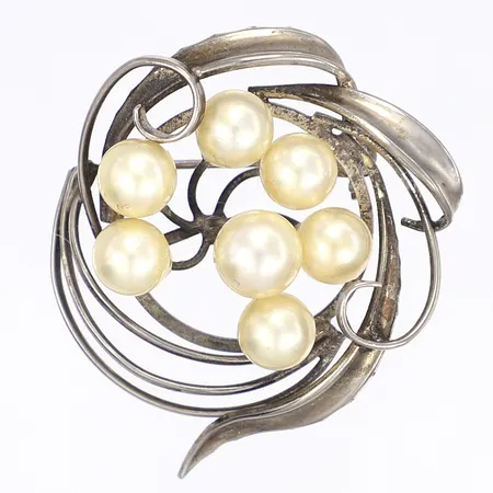 Brosch med imitationspärlor Ø40mm troligen kinesiska stämplar smärre slitage silver 830/1000 Vikt: 9,9 g