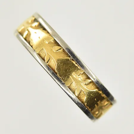 Ring, stl 18¼, bredd 5 mm, gravyr, gulguld/vitguld, 18K. Vikt: 5,6 g