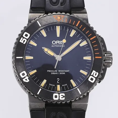 Herrur Oris Aquis, Ø43mm, automat, datum, svart PVD, stål, ref 01733765342590742632GEB, serienummer 3412558, bruksslitage, boch och cert 2018, svart samt orange gummiband