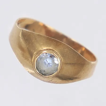 Ring med ljusblå sten stl 17½ bredd 2-8mm K&EC Göteborg 1965 ojämn form 18K Vikt: 1,7 g