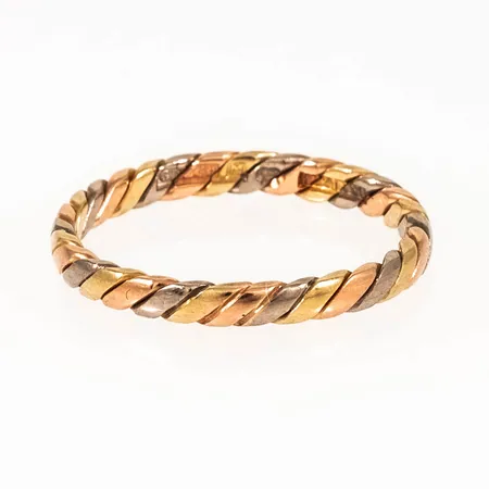 Ring i 3-färgat guld i 18K. Den är i storlek 17, är 2 mm bred och väger 2,0g. Stämplad H10 (1982), GD&Co (Guldvaruaktiebolaget G. Dahlgren & Co AB, Malmö), 18K och kattfot.