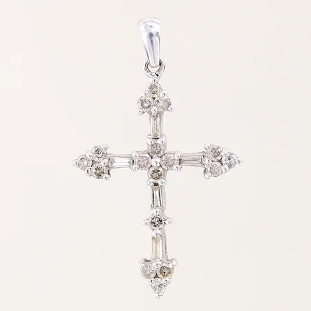 Hänge kors med diamanter 17 x ca 0,02-0,03ct samt baguetteslipade 5 x ca 0,04ct, 37x23mm, vitguld, 10K Vikt: 2,7 g