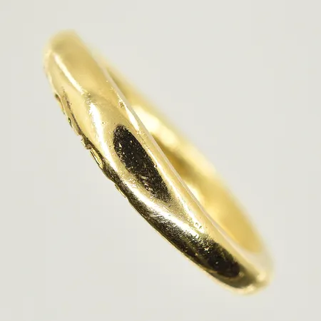 Ring Love Ole Lynggaard, design Charlotte Lynggaard, stl 16¼, bredd 3-4 mm, gravyr, 18K. Vikt: 6,1 g