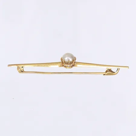 Brosch med mabepärla, längd 6cm, tillv. Bengt Hallberg, otydlig årsstämpel troligen A8 (1927), åldersbetingat slitage, i etui från Hallberg, 18K Bruttovikt: 2,0g Vikt: 2 g