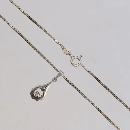 Kedja Venezia med hänge, längd 39cm, bredd 1,1mm, hängets mått ca 22,5mm inklusive ögla, bredd 8,5mm, 835-925/1000 silver Vikt: 3,7 g