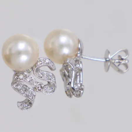 Ett par örhängen med diamanter 22x ca 0,005-0,01ct och odlade pärlor Ø8,3mm, längd 16,6mm, bredd 10,8mm, vitguld, 18K Vikt: 5,3 g