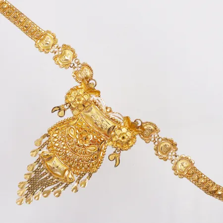 Collier, längd 58cm, bredd 2-70mm, delvis matterad, skev, 21K Vikt: 33,5 g