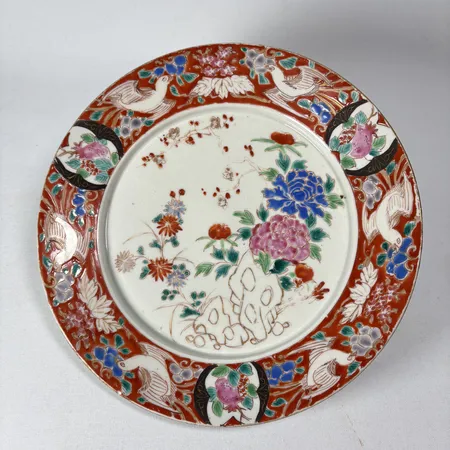 2 Tallrikar Japan troligen Arita 1800-tal handmålade med Imari-färger diameter 22cm en med obetydlig nagg dekorslitage Vikt: 0 g Skickas med paket.
