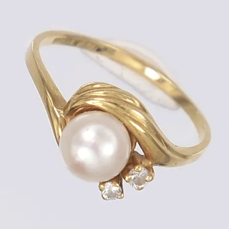 Ring med pärla och två små vita stenar stl 17 bredd 1-7mm Bengt Hallberg Köping 1989 något ojämn form 18K Vikt: 2,4 g