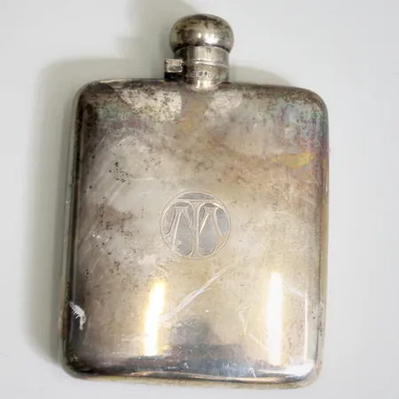 Fickplunta i silver, mått 9x12,5cm, 830/1000, monogram: TM, tillverkad av C G Hallbergs Guldsmeds Ab, år 1919, vikt 188,32g.