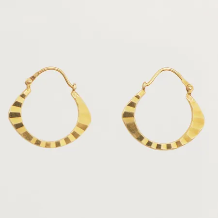 Ett par örhängen, längd 18mm, bredd 2mm, 18K Vikt: 2,3 g