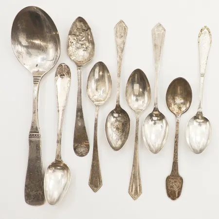 Nio skedar, olika modeller, längd ca 10,5-17cm, gravyrer, 830/1000 silver Vikt: 104 g