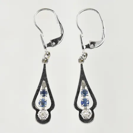 Ett par örhängen med diamanter 2x0,01 och safirer, längd 38 mm, bredd 9 mm, vitguld, 18K. Vikt: 5,7 g