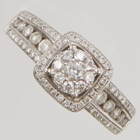 Ring diamanter totalt 0,703ctv enligt gravyr (ca 0,04-0,005ct), Ø18¼, bredd:9mm, bör omrodieras, en diamant saknas, Guldfynd, 18K 4,6g.