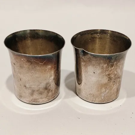 Två bägare, defekta, 830/1000 silver Vikt: 45,4 g