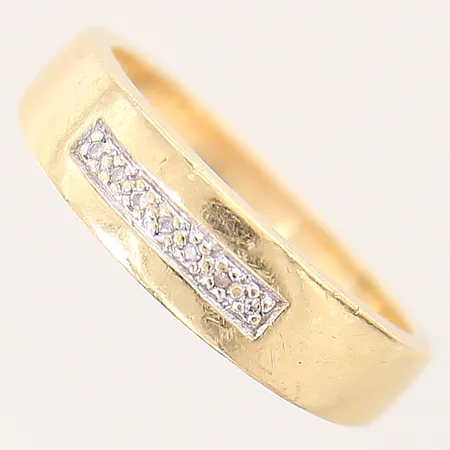 Ring med 8/8-slipade diamanter 7 x ca 0,005ct, stl 17, bredd 3-5,2mm, repig, 18K Vikt: 4,4 g