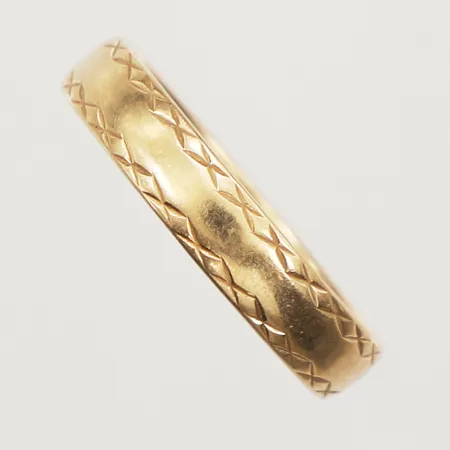 Ring med mönsterdekor, stl 18¾, bredd 3,9mm, 18K Vikt: 3,5 g