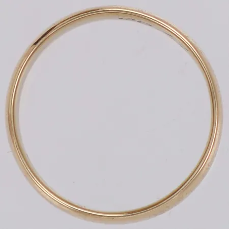 Ring slät, stl 18¼, bredd 6mm, gravyr, 18K Vikt: 5,9 g