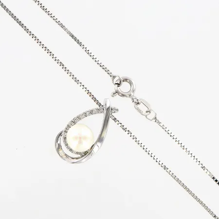 Kedja Venezia 44cm, bredd: 1mm, hänge Fyrklövern, odlad pärla Ø6mm, diamanter 0,06ctv, 18mm, bredd:10mm, vitguld 18K, etui medföljer Vikt: 5,7 g