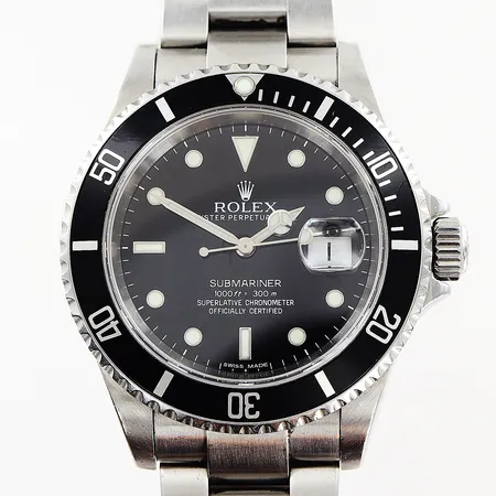 Herrur Rolex Submariner, stål, Ø40mm, svart urtavla, modell 16610, serie nr Y938034, caliber 3135, verk nr 3 988 1997, oysterlänk 19,5cm,   chronométre certifikat, etui, ytterkartong. Vikt: 0 g