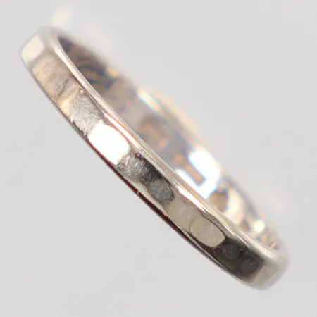 Ring Ø18½, gravyr, vitguld, 18K. Vikt: 2,9 g