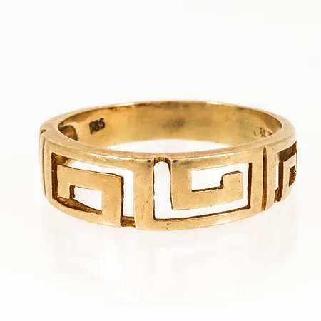 Ring i 14K guld med meandermönster. Den är i storlek 17¾, är 3,5 - 6 mm bred och väger 2,6g.
